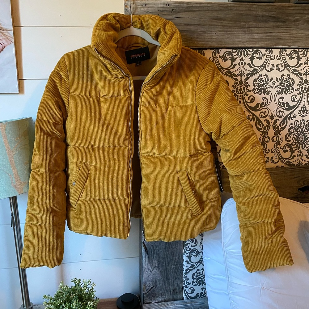 Adorable courdoroy puffer jacket!! 😍💛